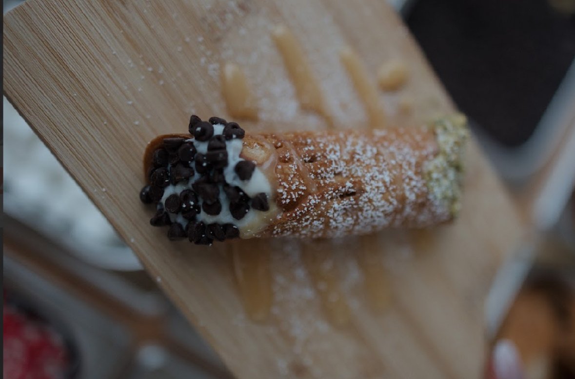 Fresh cannoli